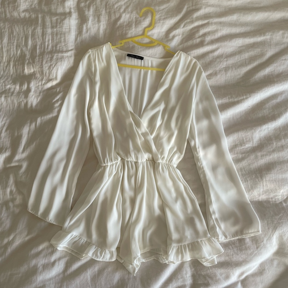 White lined Honey Punch ruffle romper in size Medium.